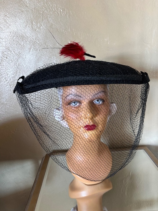 SUPERB 1940\'s BLACK FELT WIDE BRIM HAT + RED FEATHER \